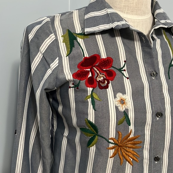 Saloon Women’s Long Sleeve Button Down Embroidered Collard Shirt - Picture 3 of 7